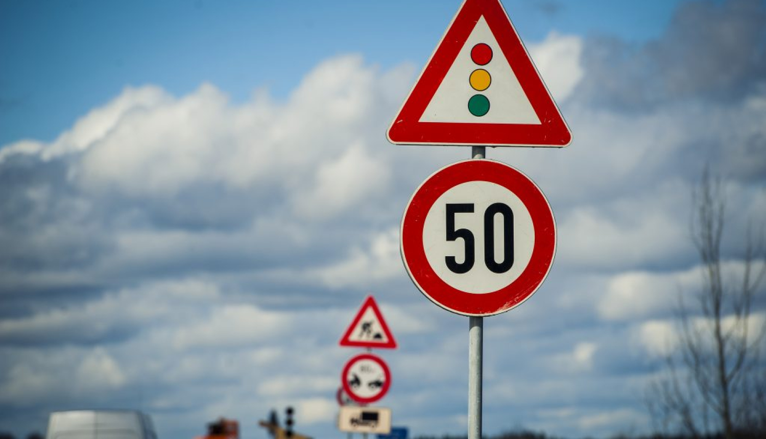 Ceļa zīmes. Luksofors. Ātruma ierobežojums