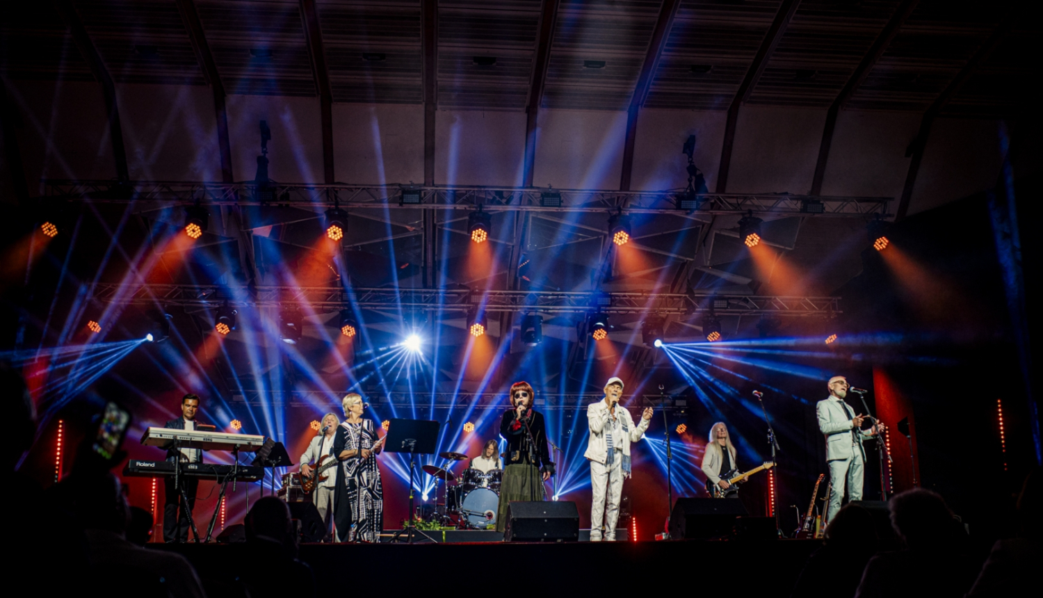 grupa "Menuets" uz Dzintaru koncertzāles skatuves