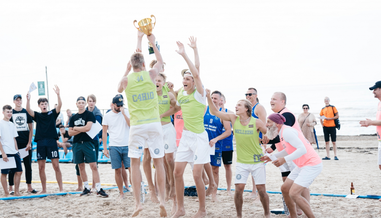 Komanda priecājas par uzvaru