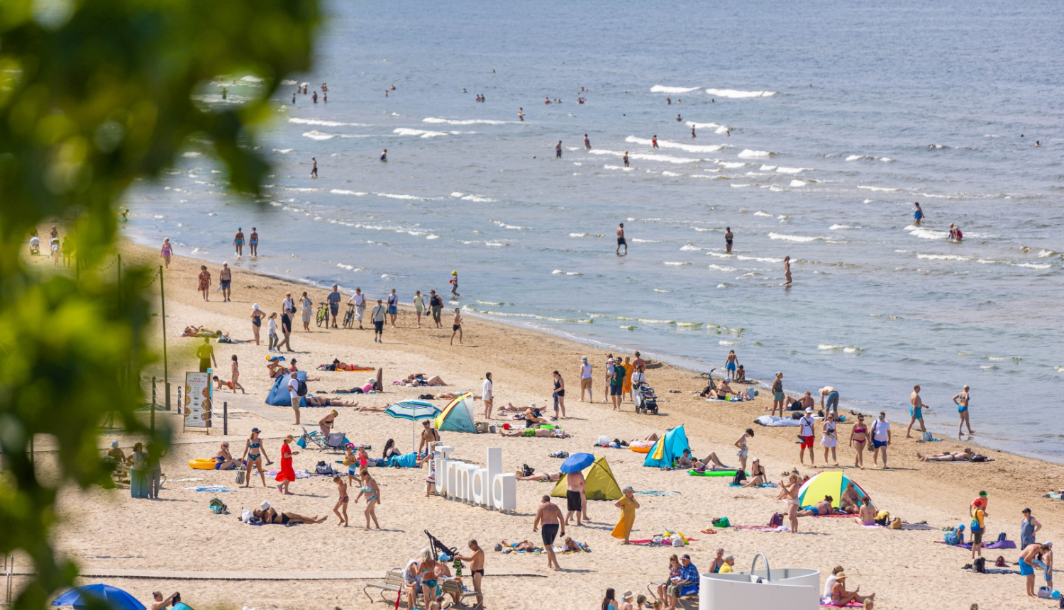 Majoru pludmale no augšas