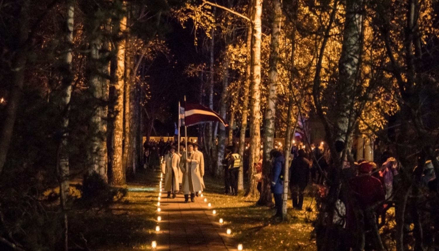 Lāpu gājiens un piemiņas brīdis Lāčplēša dienā Jūrmalā