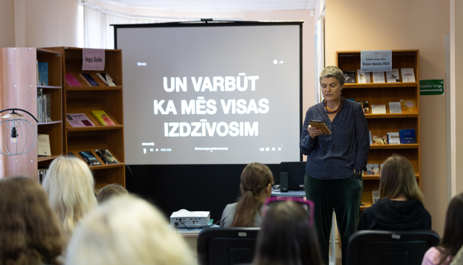 Dzejnieks bibliotēkā