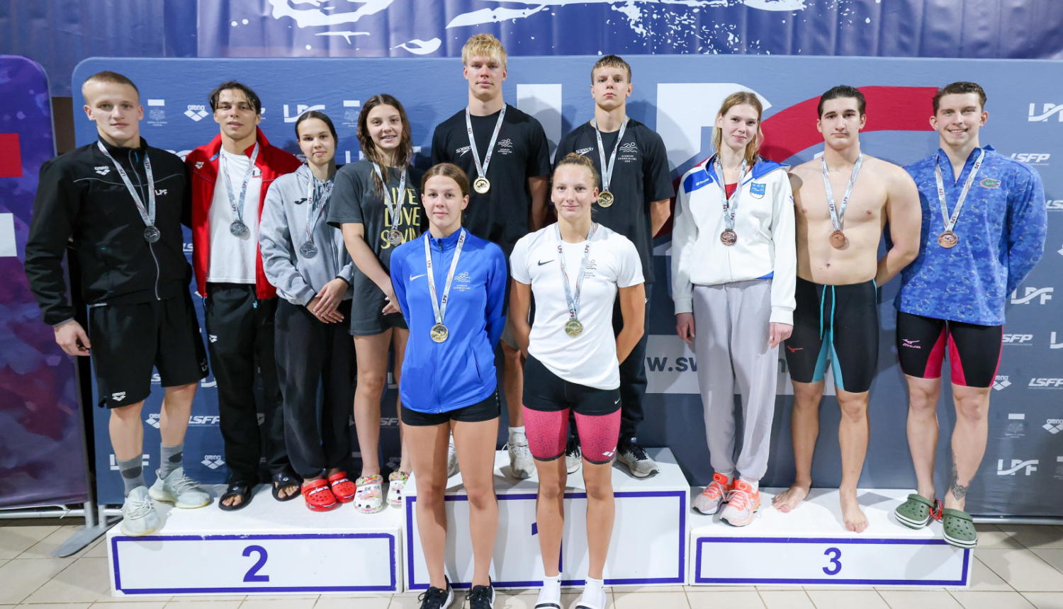 sacensību uzvarētāju peldēšanā kopbilde