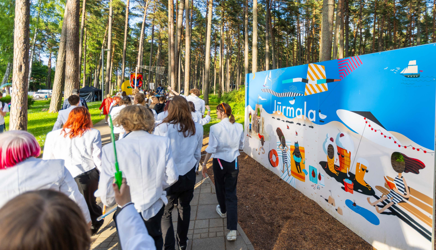 Jaunieši Dzintaru mežaparkā