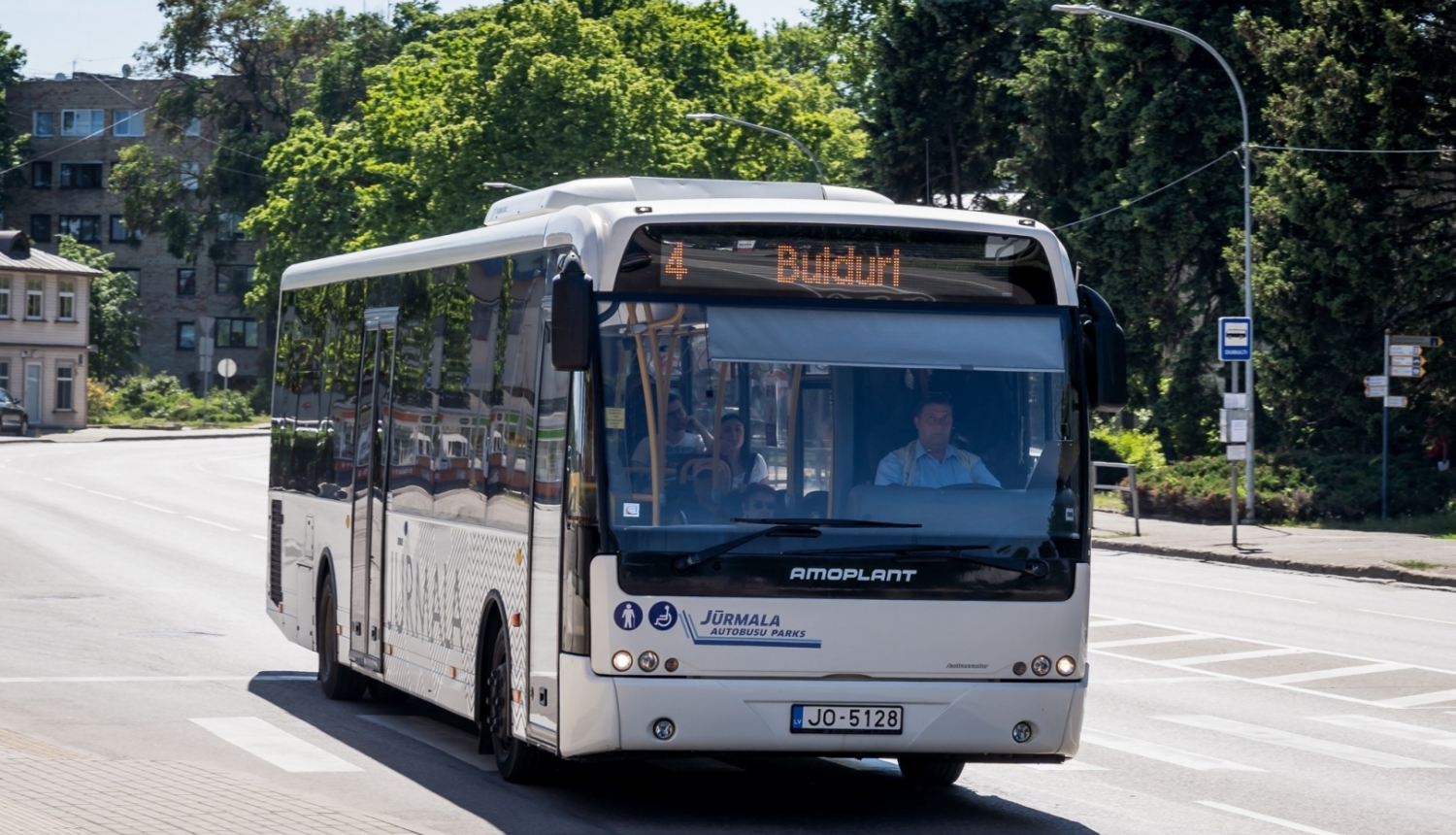 4. autobuss Dubultos saulainā dienas laikā vasarā