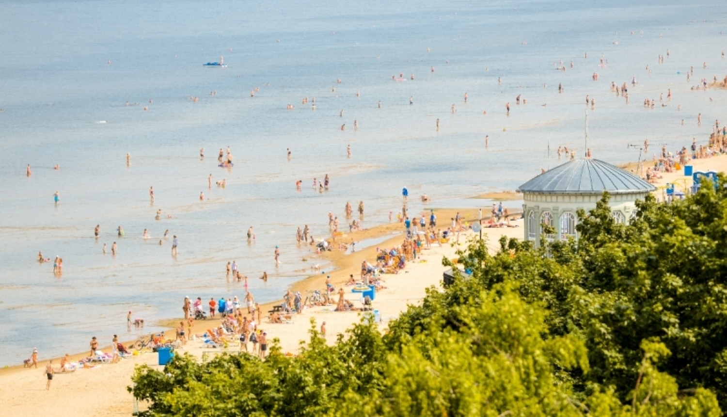 Jūrmalas pludmales iekārtotas vasarai; šogad kūrortpilsētā par diviem Zilajiem karogiem vairāk