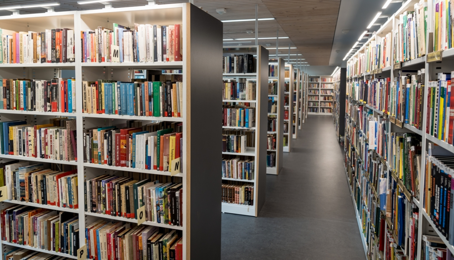 Jūrmalas centrālās bibliotēkas plaukti ar grāmatām