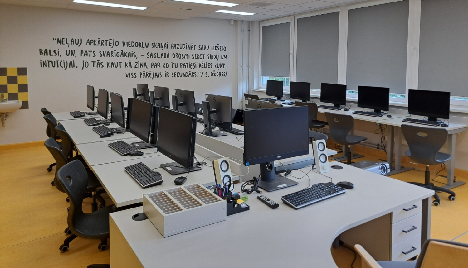 Atjaunotā datorklase, aprīkota ar jauniem, mūsdienīgiem datoriem