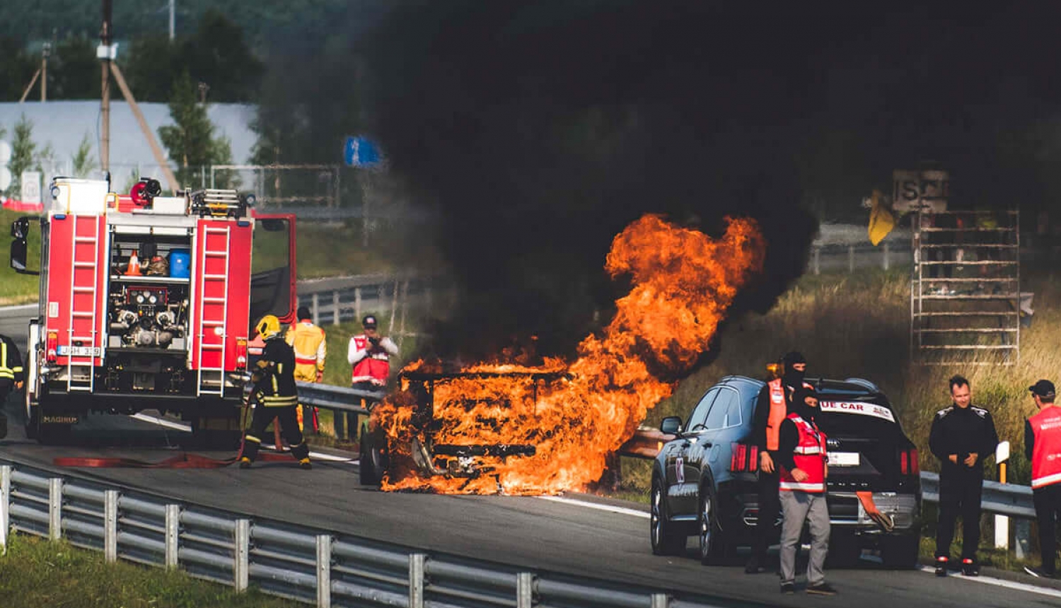 Degošs auto