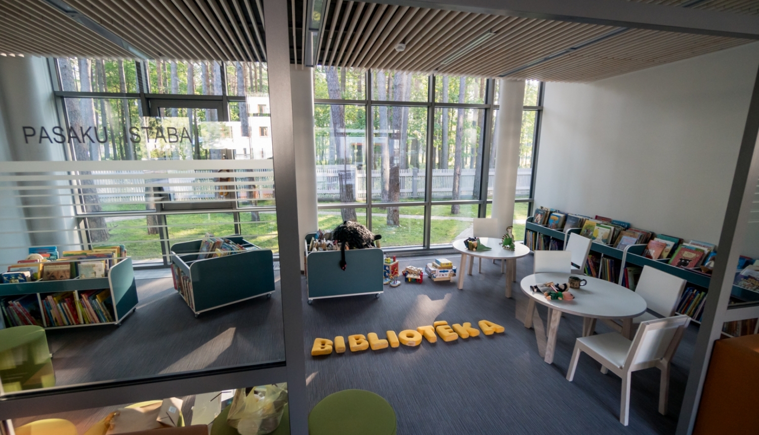 Pasaku istaba bibliotēkā