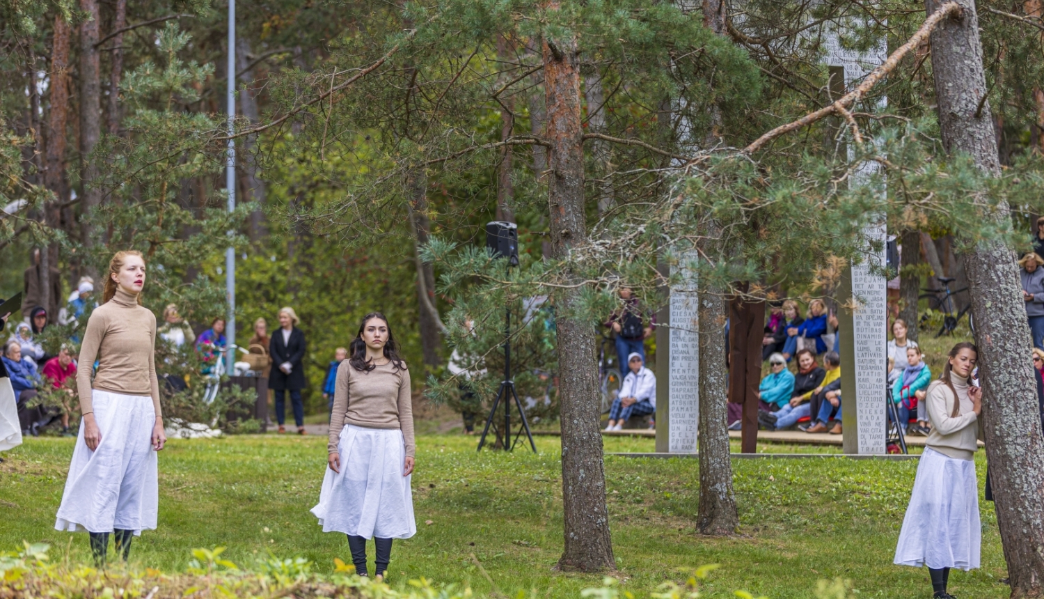 Raiņa dzimšanas dienā “Raiņa priedēs” performance “Un dzeja dzimst…”