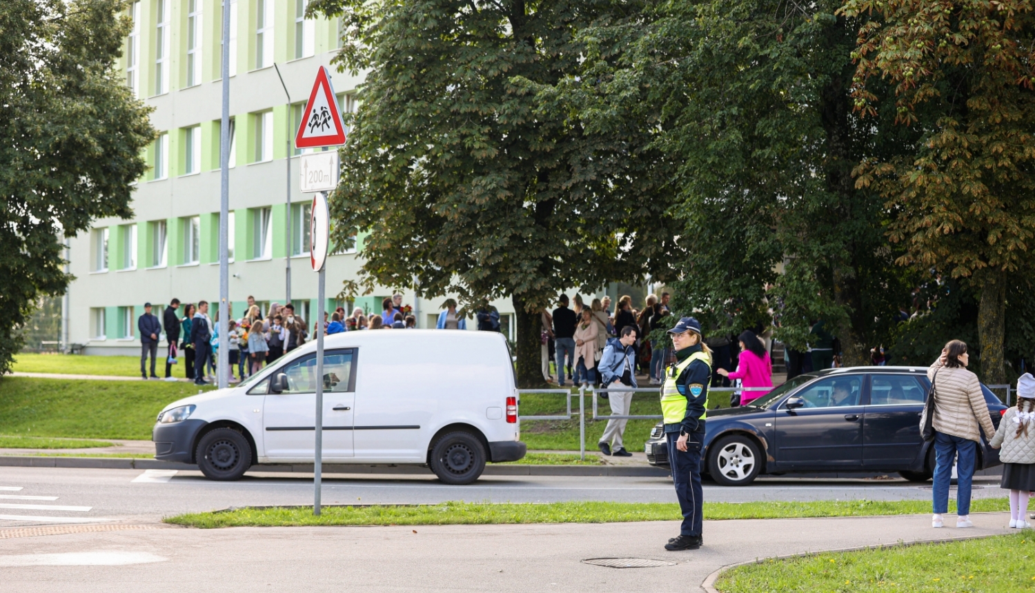 policists pie Kauguru vidusskolas
