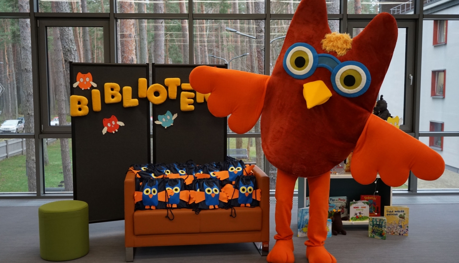 Pūce bibliotēkā