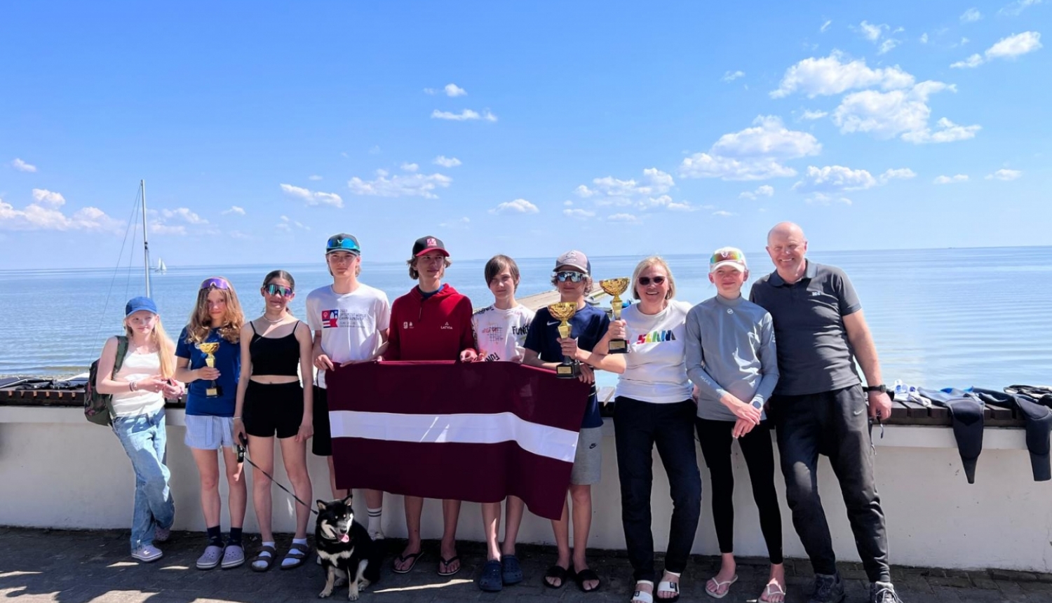 Foto: Jauniešu burāšanas kluba “Jūrmala” burātāji Lietuvā - Toms Andrejevs, Lauma Riekstiņa, Gustavs Plato, Ralfs Brencis, Nikola Kamergrauze, Ansis Čodars, Tīna Vēze. Treneri - Juris Ailis un Ināra Aile.
