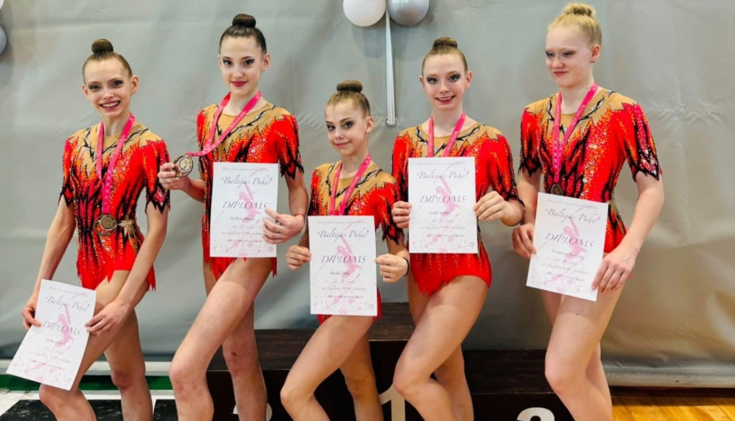 Junioru sp.kl. 1. komanda no kreisās uz labo: Marta Ločmele, Stefānija Belova, Renāte Erba, Linda Ieviņa, Anastasija Andžāne