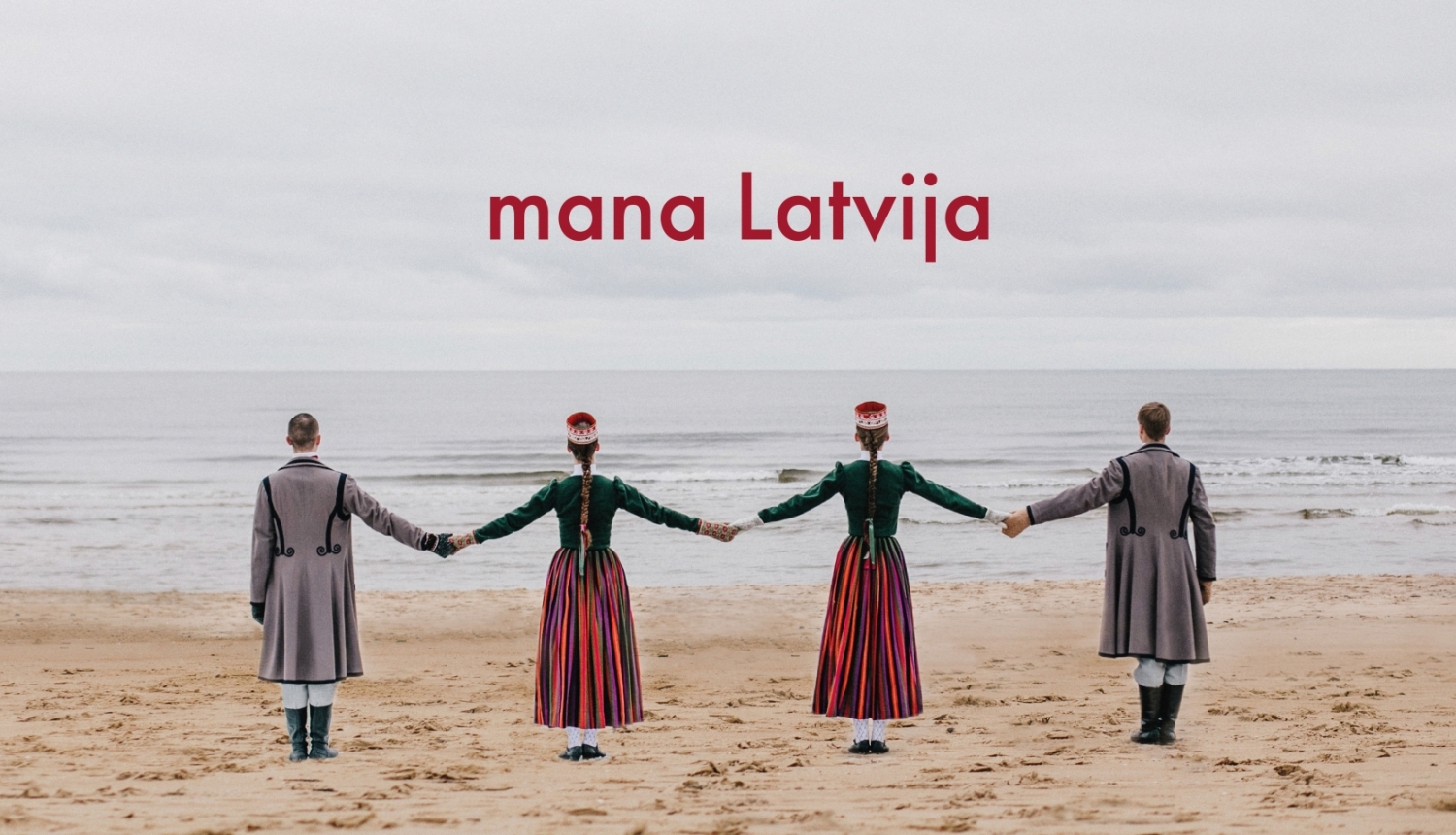 cilvēki sadevušies rokās
