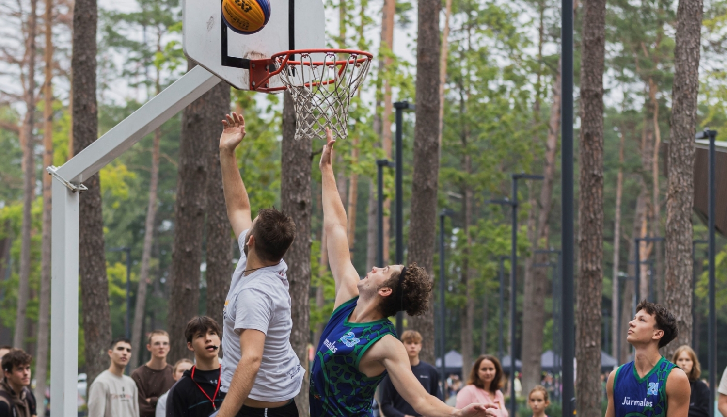puiši spēlē 3x3 basketbolu