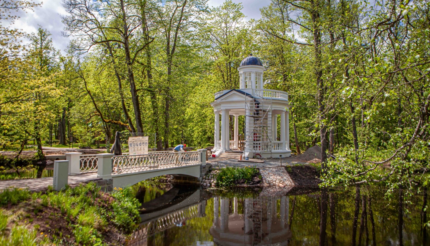 Vēsturiskā veidolā jau atjaunots paviljons-rotonda uz Mīlestības saliņas.