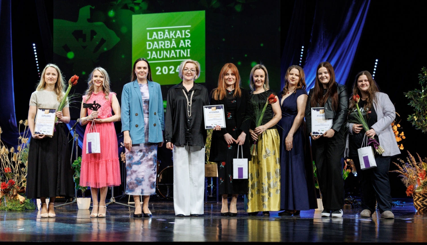 JIC jaunatnes lietu speciāliste Linda Pūdāne un JIC vadītāja Solvita Vigule (pārējie nominācijas "Jauniešiem draudzīga vide2024" kandidāti  - Līvānu novada pašvaldība un biedrības "Laiks jauniešiem" Enerģijas stacija)