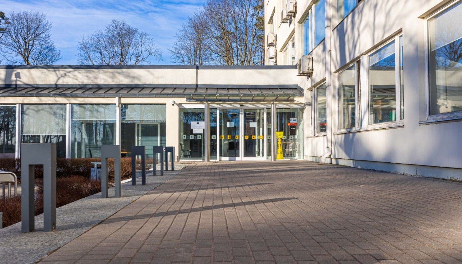 Jūrmalas pašvadības domes ēkas ieeja no ārpuses