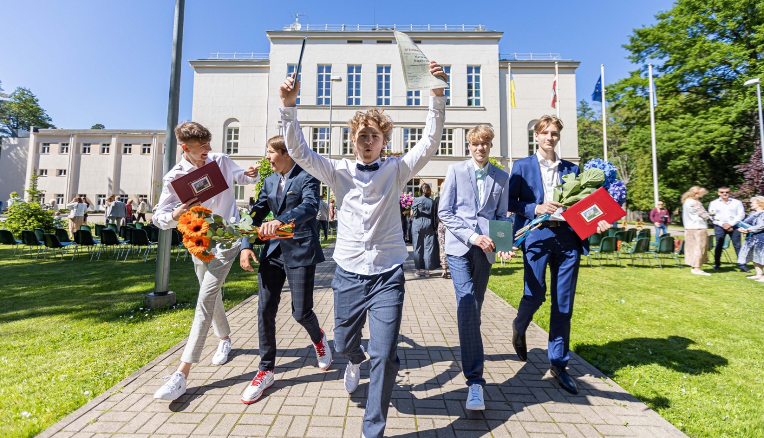 Pumpuru vidusskolas 9. klases absolventi