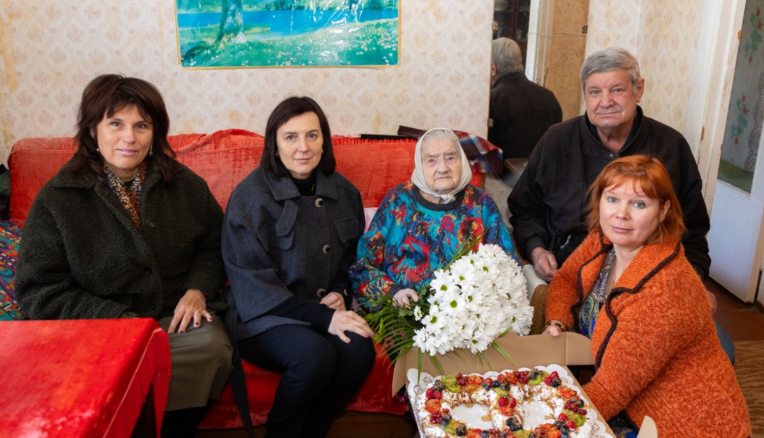 Simtgadnieci sveic Laima Grobiņa, domes priekšsēdētāja Rita Sproģe, mazmeita un dēls