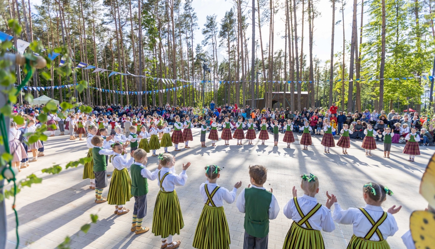 Deju kolektīvs uzstājas Kauguru parkā