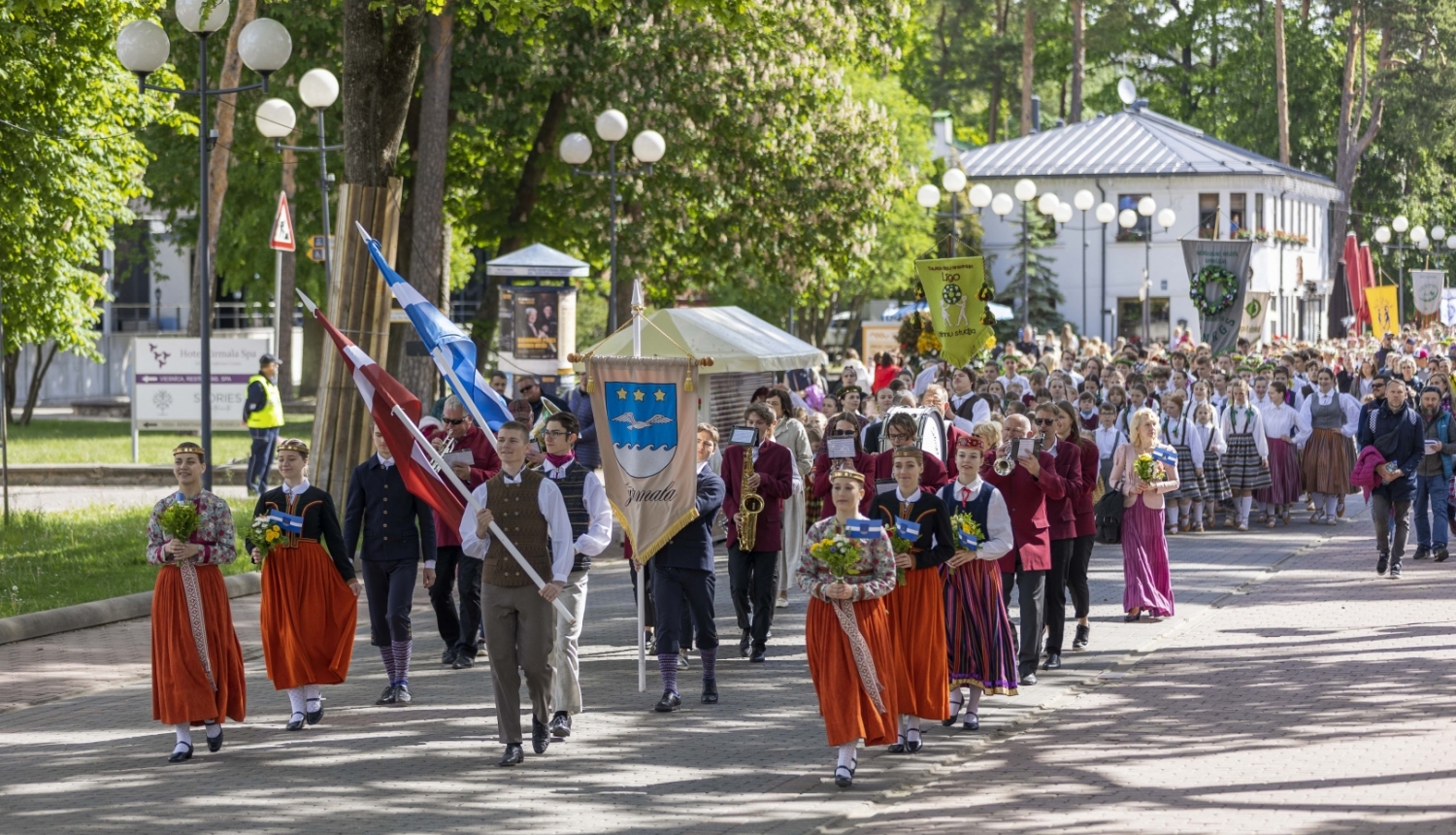 Tautas deju festivāla dalībnieku gājiens