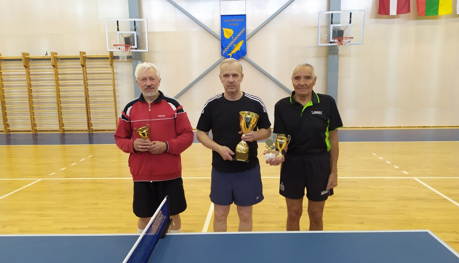 Uzvarētāji 70+ vecuma grupā tenisā (centrā Aivars Balbieris)   