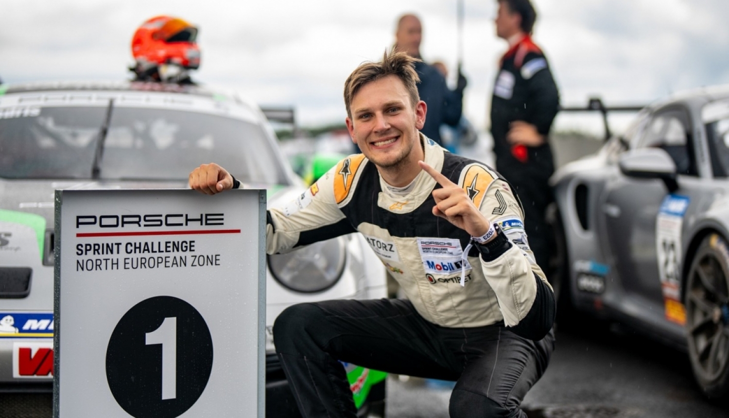 Autošosejas pilots jūrmalnieks Valters Zviedris čempionātā pie sacīkšu auto